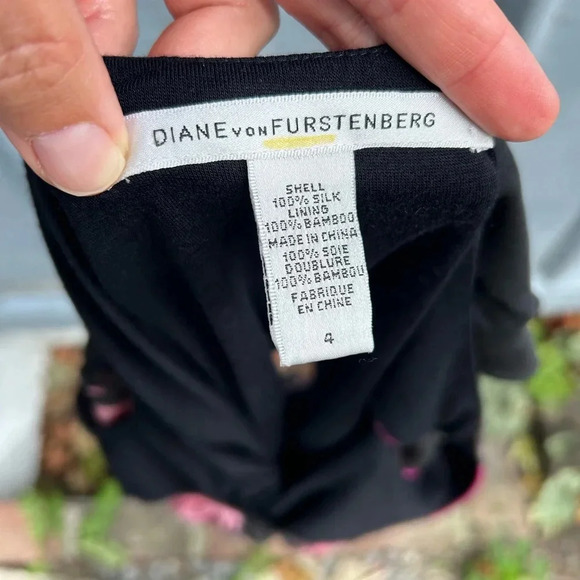 Diane  Von Furstenberg Silk Ananas Blouse, size 4 - Picture 9 of 9